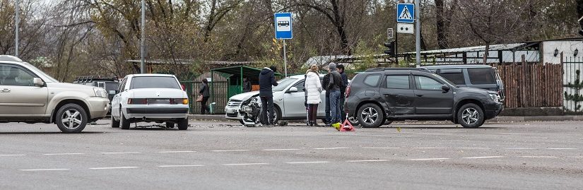 Scene after a car accident showing the need for hired and non owned auto insurance.